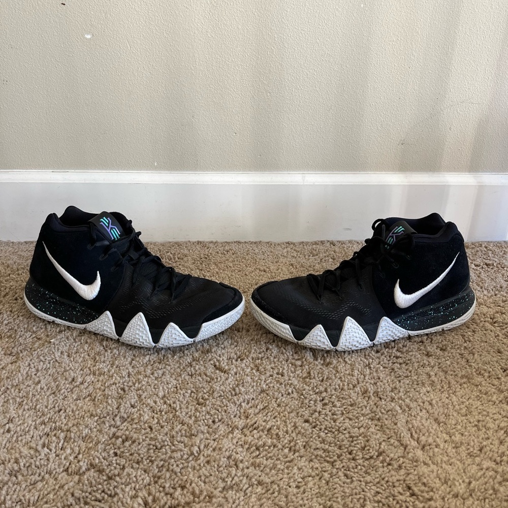 Kyrie 4’s black/white